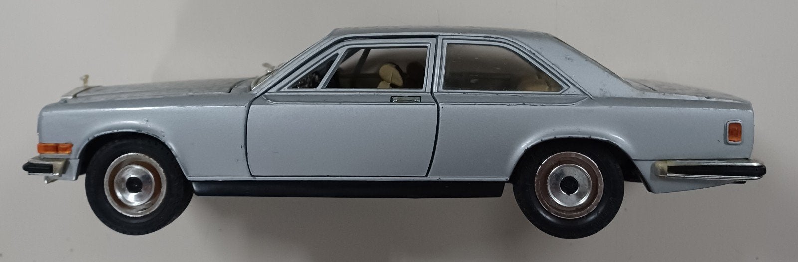 Zoldervondst, Rolls Royce Camarque van Burago schaal 1:22, Ophalen of Verzenden, Gebruikt, Auto, Bburago