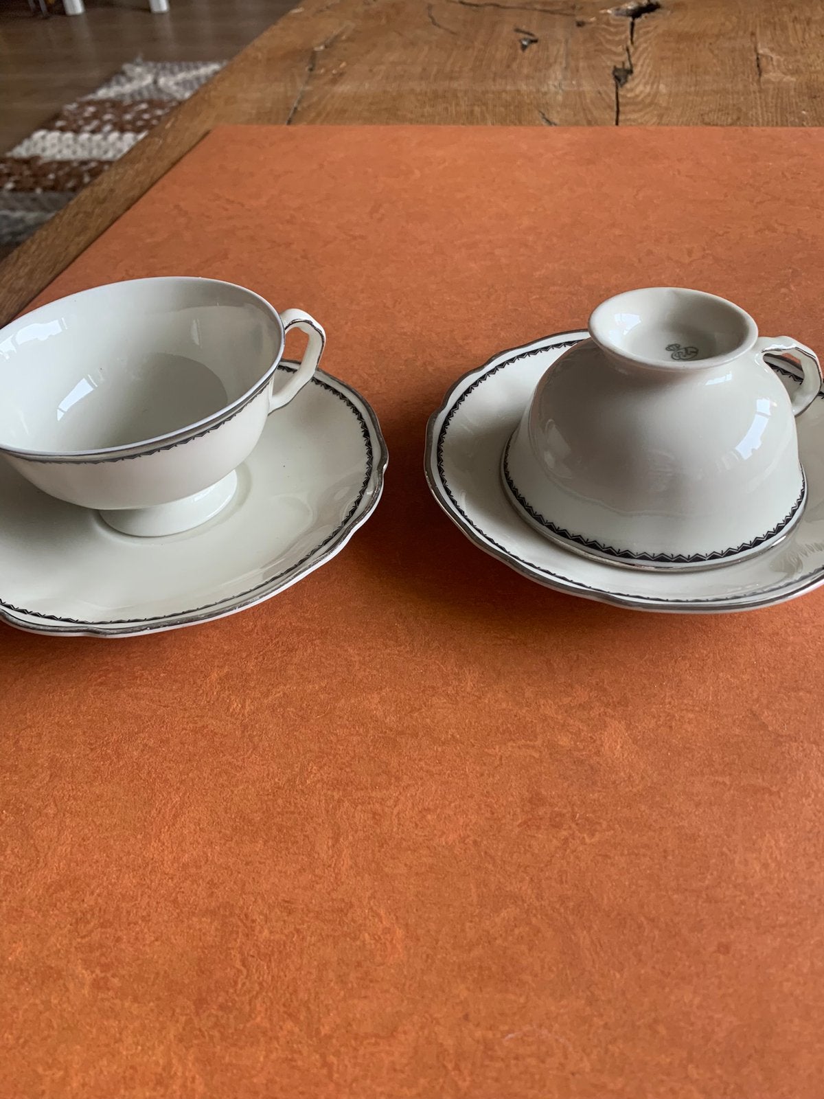 2 Prachtige porseleinen kop en schotels met zilveren randje., Antiek en Kunst, Ophalen of Verzenden