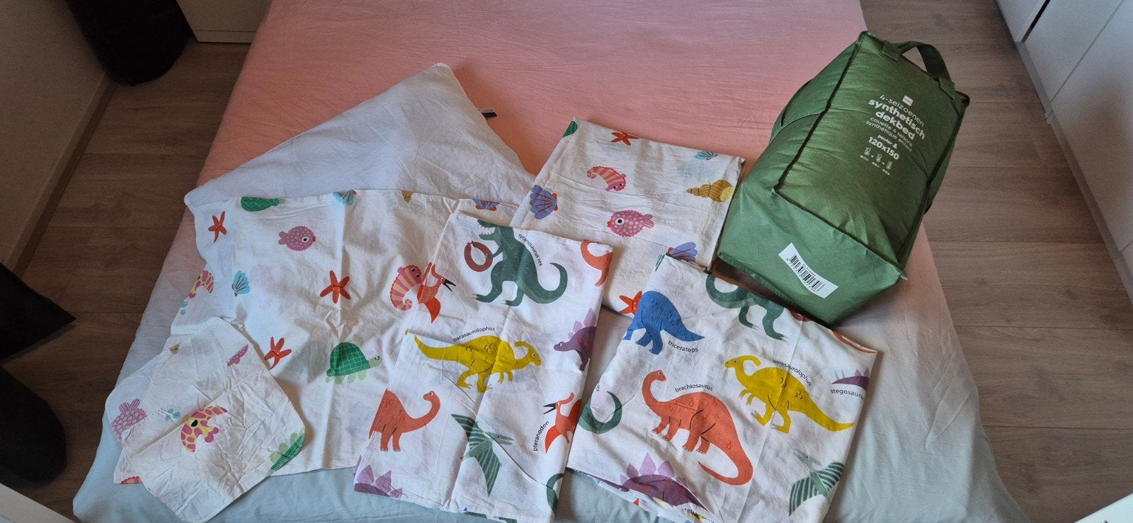 Hema dekbed, kussen en 2 dekbedovertrekken 120x150, Eenpersoons, Beddengoedset, Ophalen of Verzenden, Zo goed als nieuw