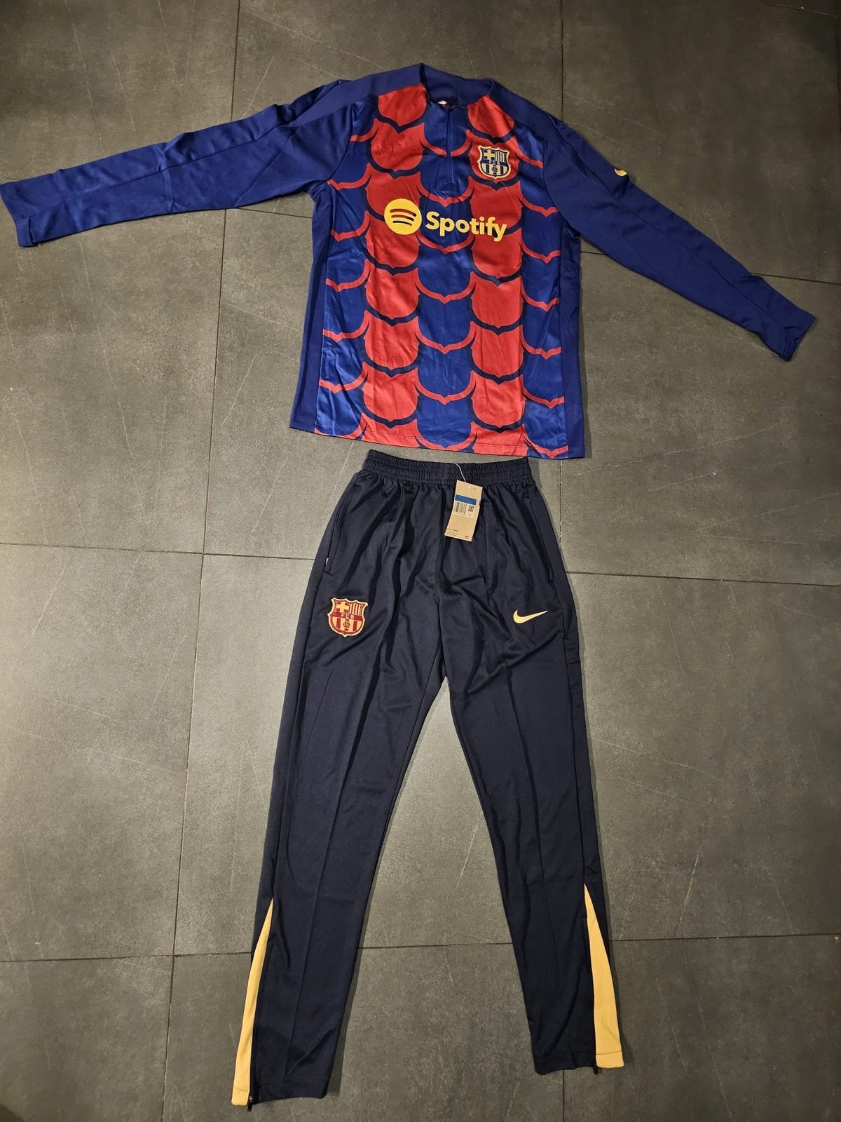 FC Barcelona Trainingspak Nike - Maten M en L, Nieuw, Ophalen of Verzenden, Voetbal, Maat 48/50 (M)