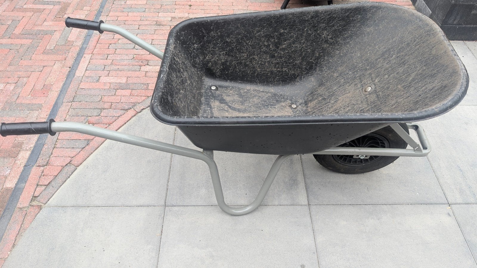 Stevige kruiwagen met kunststof bak, Ophalen