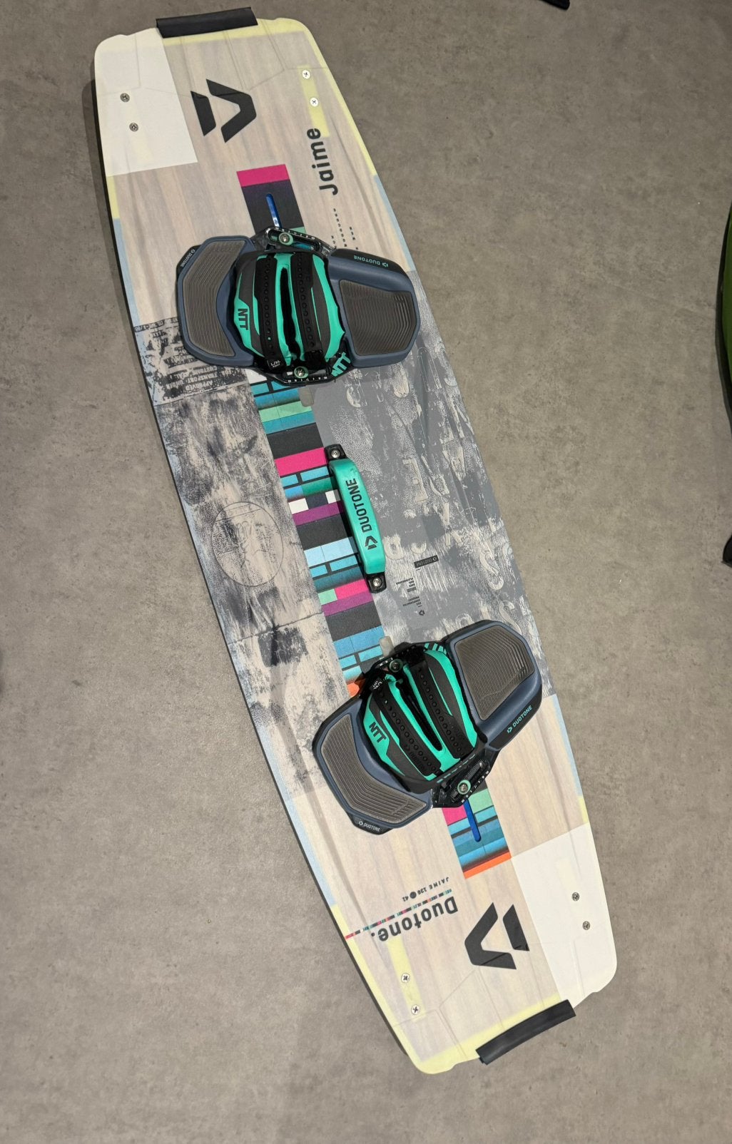 Duotone Jaime 136 twintip, Watersport en Boten, Kitesurfen, Twintip, Ophalen, Zo goed als nieuw, 4 m² of minder