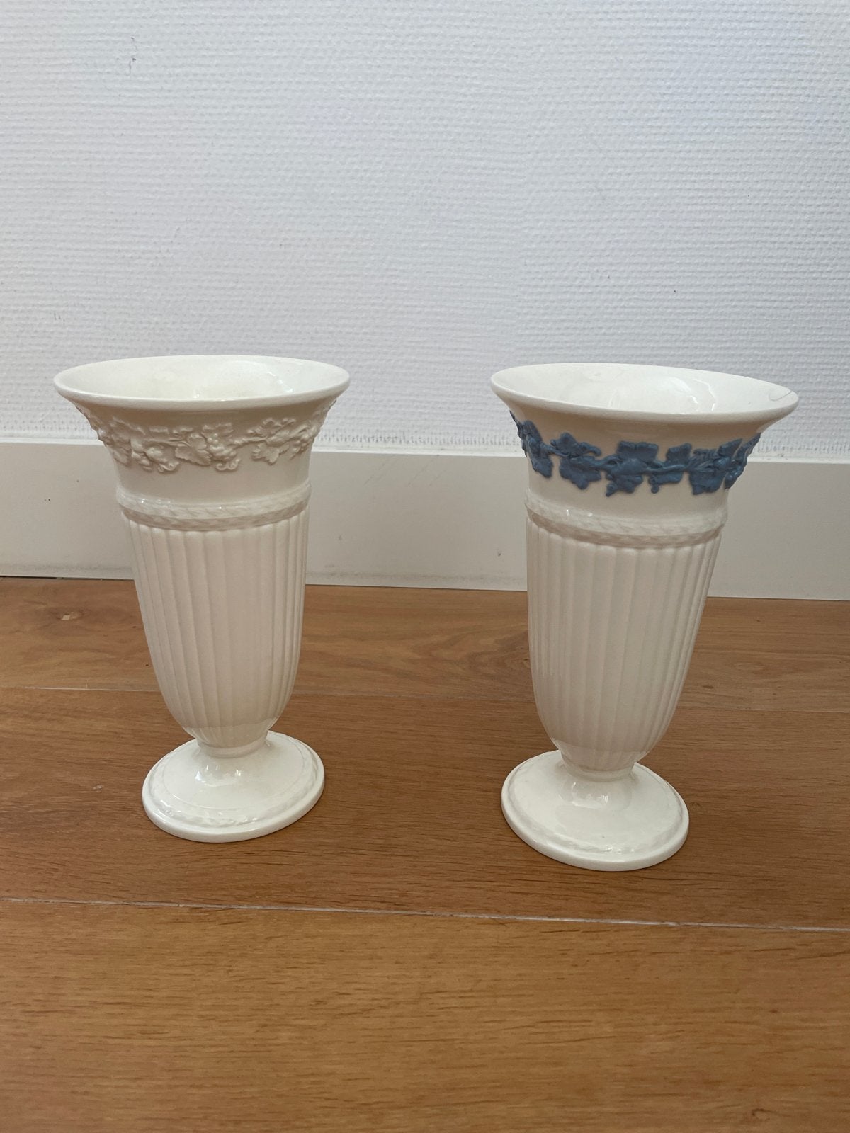 Mooie smalle Wedgwood Vazen - 22 cm hoog, Ophalen