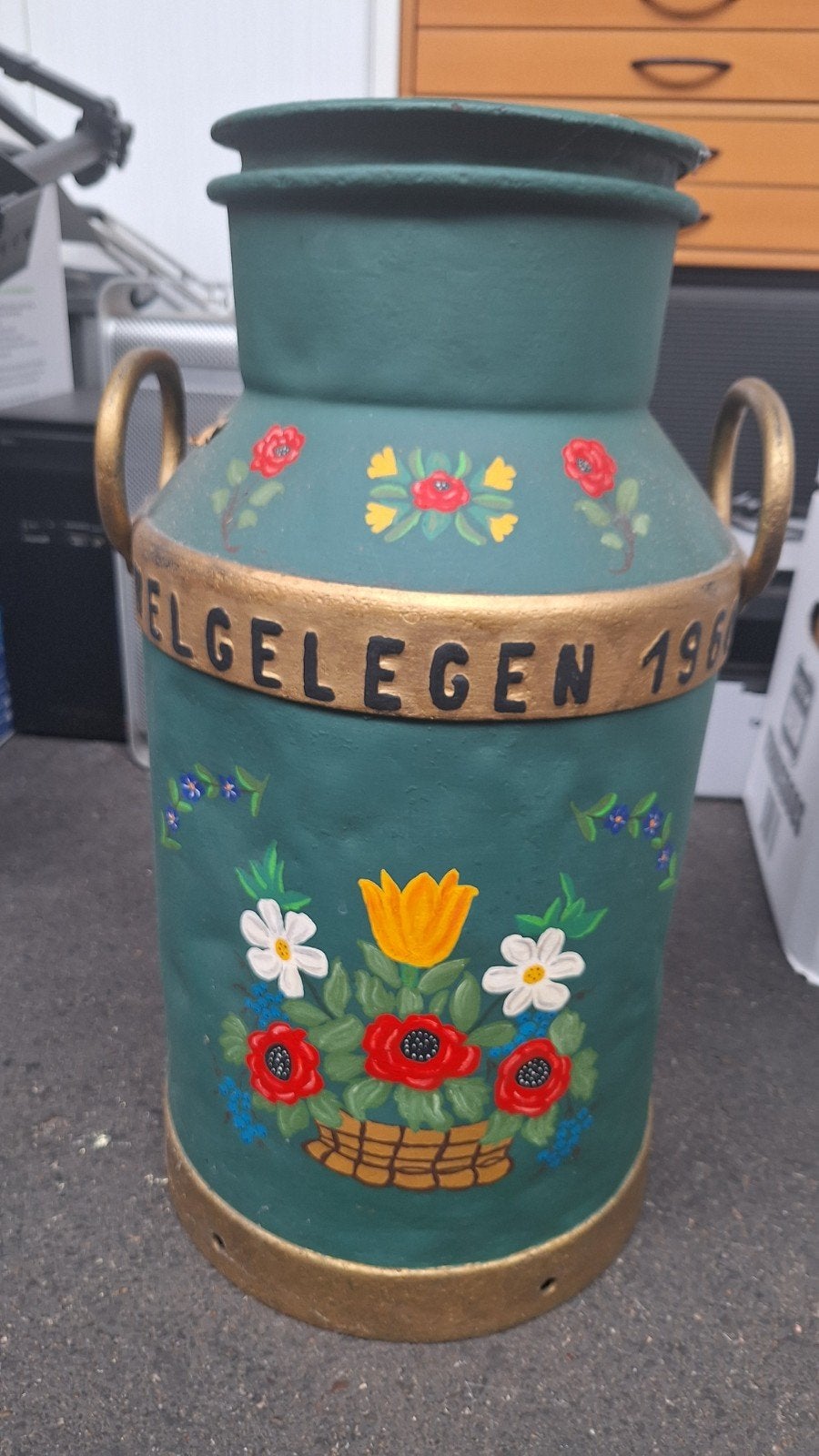 Decoratieve melkbus met bloemmotief en opschrift, Ophalen