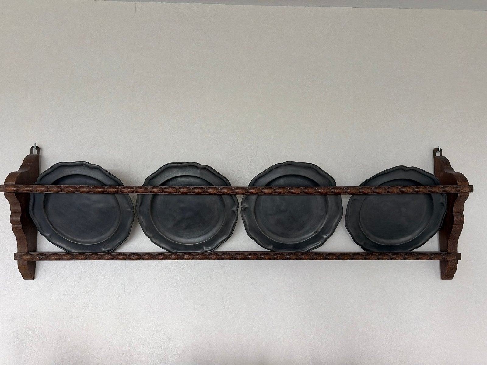 Antieke houten bordenrek met 4 tinnen borden, Ophalen
