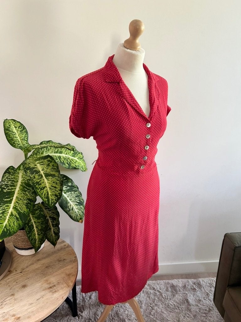 King Louie maat 42 polkadot sheeva jurk rood 3391, Kleding | Dames, Maat 42/44 (L), Ophalen of Verzenden, Zo goed als nieuw, Knielengte