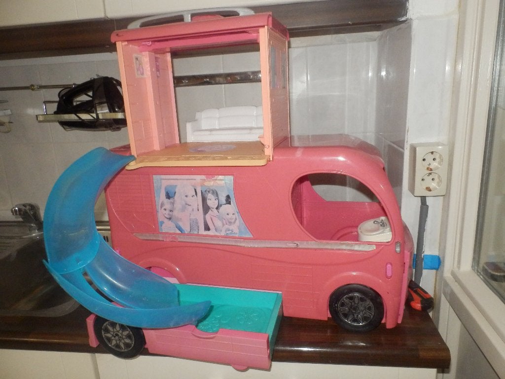 Barbie Camper met zwembad, Kinderen en Baby's, Speelgoed | Poppen, Ophalen, Zo goed als nieuw, Barbie