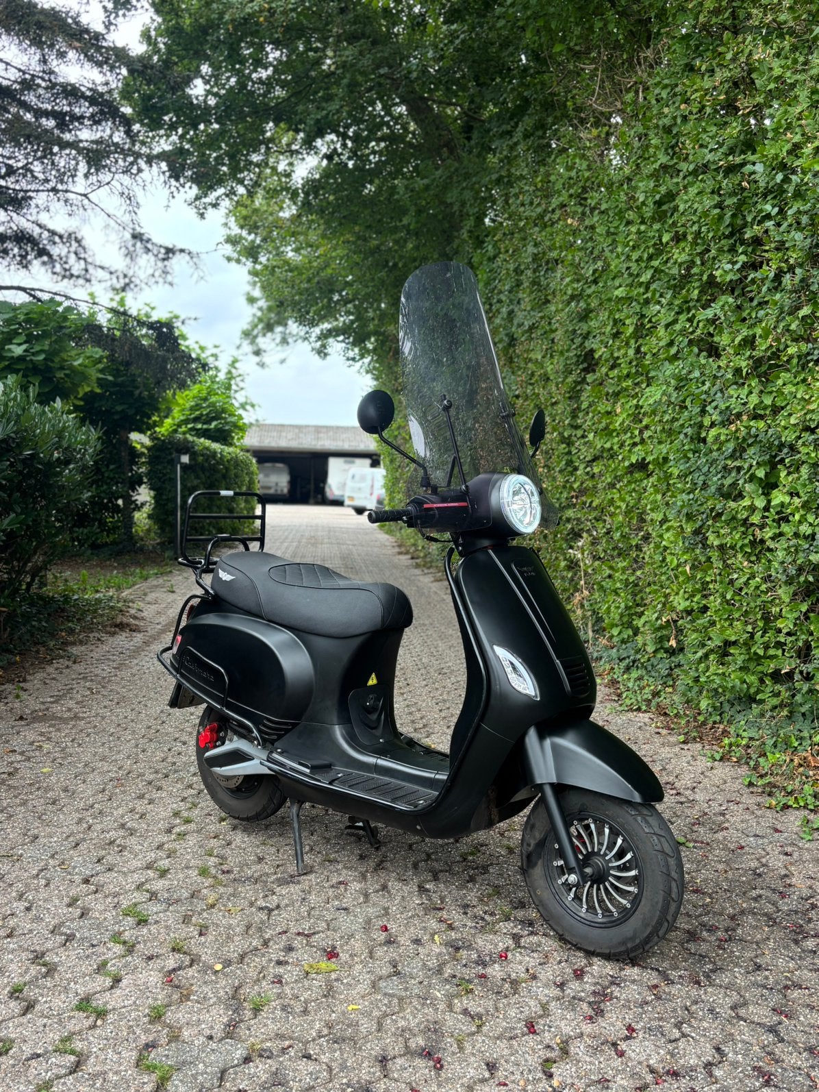 Matzwarte elektrische bromfiets – zo goed als nieuw – 2700km, Fietsen en Brommers, Elektrisch, Zo goed als nieuw, Ophalen, Overige merken