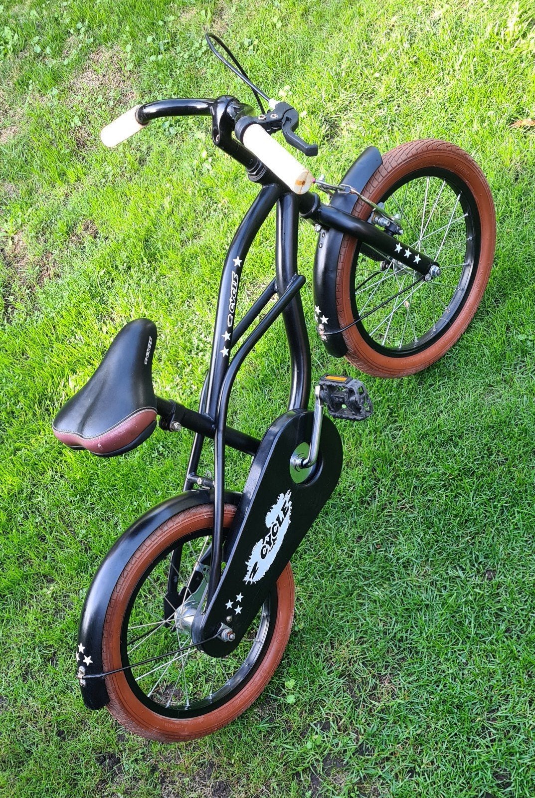 Zwarte kinderfiets met bruine banden en zijwieltjes, Ophalen, Terugtraprem, Zijwieltjes, Gebruikt
