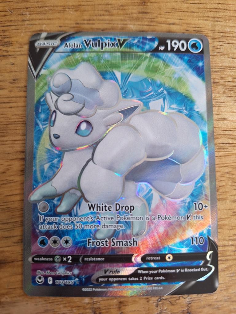 Alolan Vulpix V - Pokémon Kaart (Foil), Ophalen of Verzenden