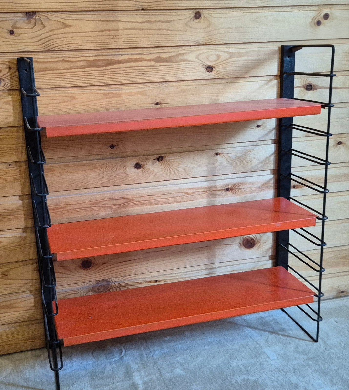 Vintage Tomado boekenrek / wandrek - oranje/zwart, Huis en Inrichting, Ophalen, Gebruikt