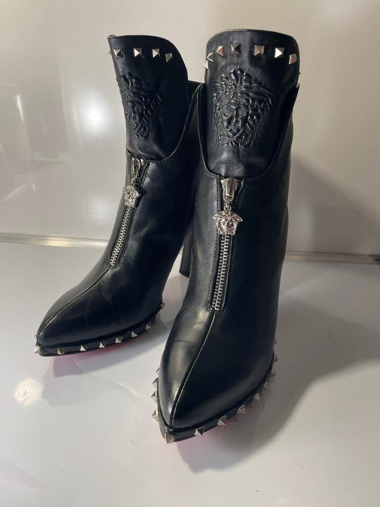 Versace Black Leather Medusa Studded Ankle Boots EU37, Kleding | Dames, Zwart, Lage of Enkellaarzen, Ophalen of Verzenden, Zo goed als nieuw