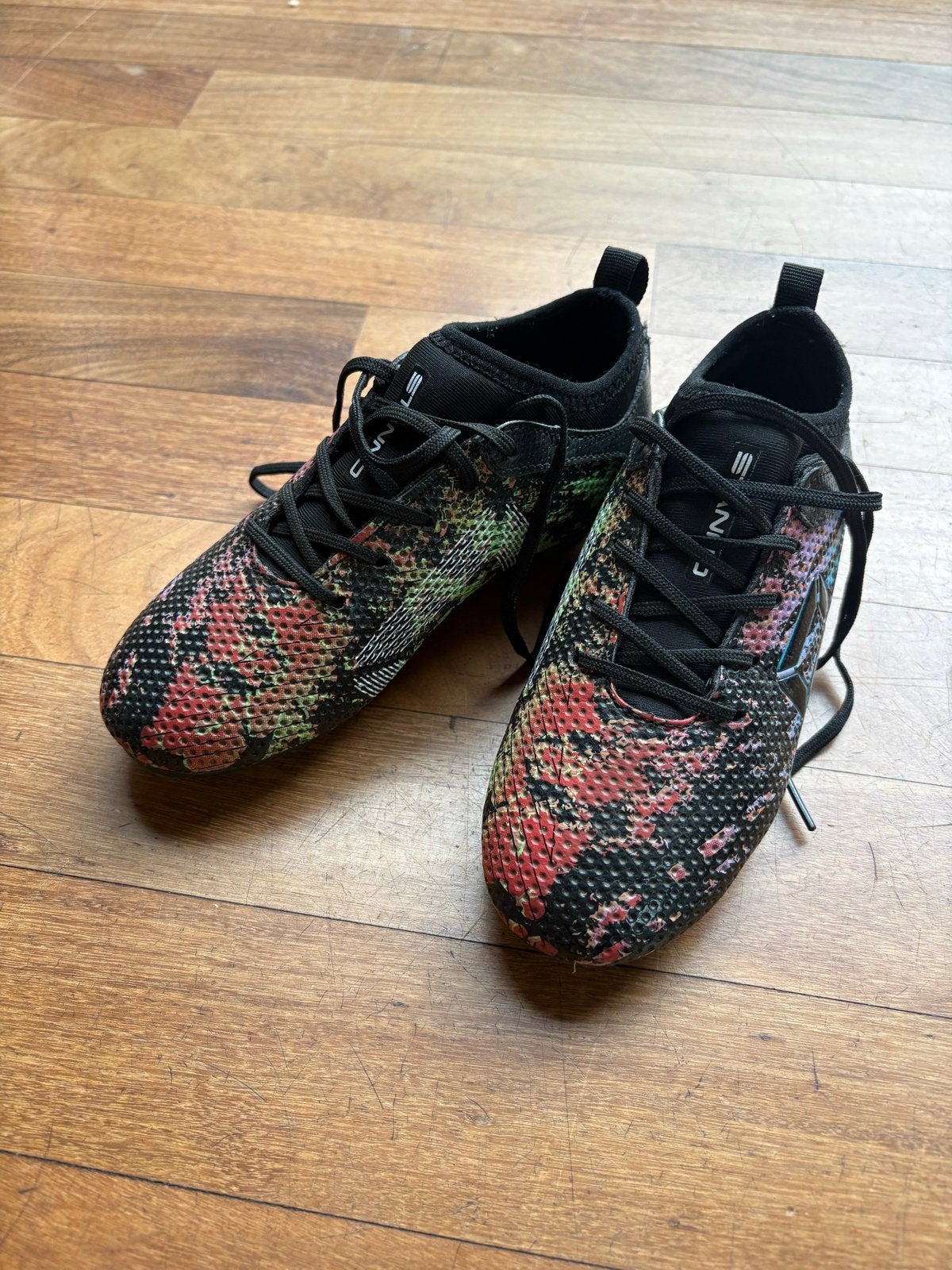 Voetbalschoenen - Kleurrijk en comfortabel, Maat XS of kleiner, Schoenen, Ophalen of Verzenden, Zo goed als nieuw