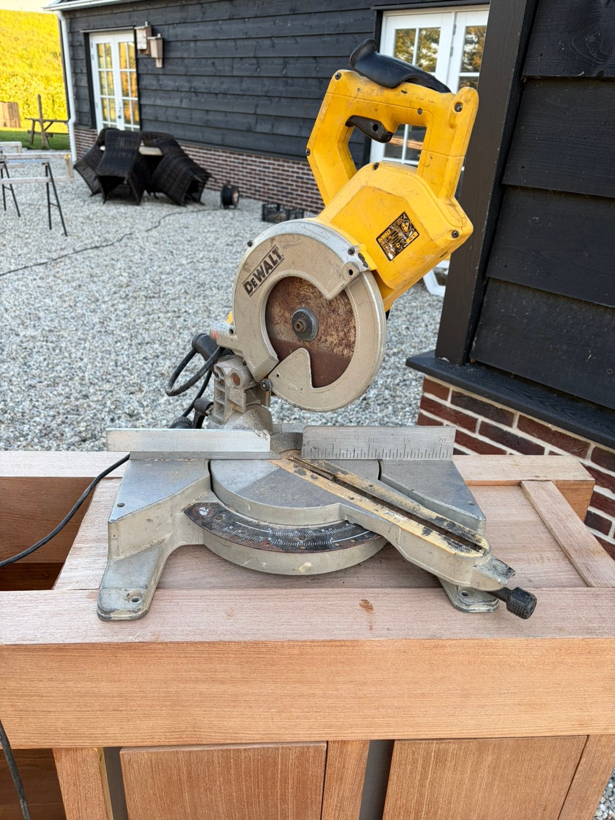 DeWalt DW771 qs Radiaal afkortzaag met toerentalregeling, Doe-het-zelf en Verbouw, Gereedschap | Zaagmachines, Ophalen, 70 mm of meer