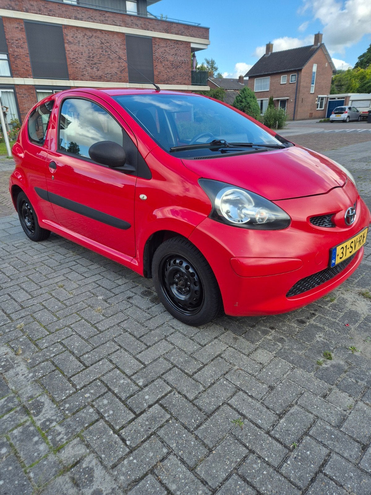 Toyota Aygo 1.0 12V Vvt-i 3DRS MMT 2006 Rood, Auto's, Toyota, Voorwielaandrijving, Stof, Zwart, 765 kg