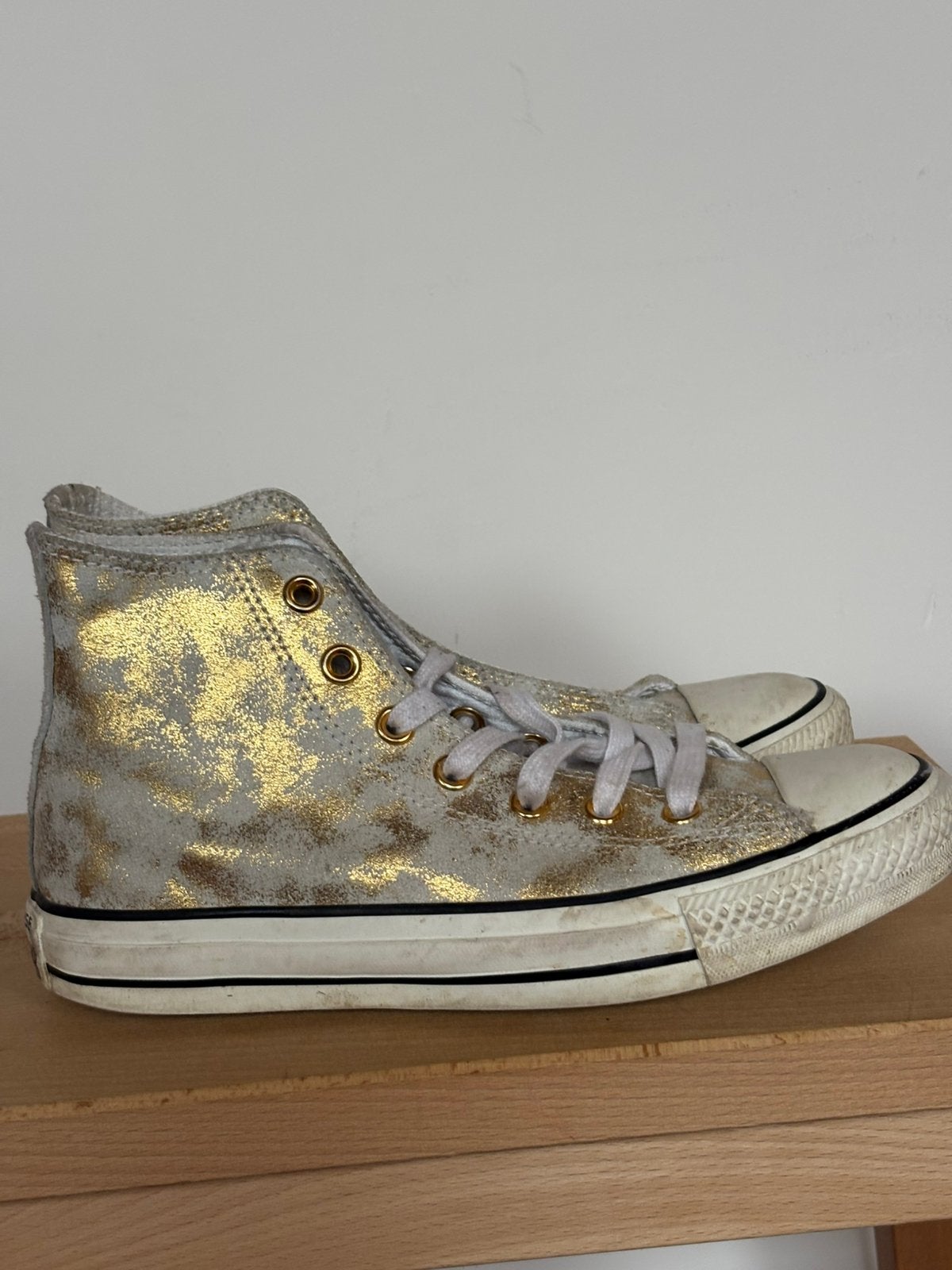 All stars leer goud/wit maat 37,5, Kleding | Dames, Wit, Ophalen of Verzenden, Sneakers of Gympen, Zo goed als nieuw