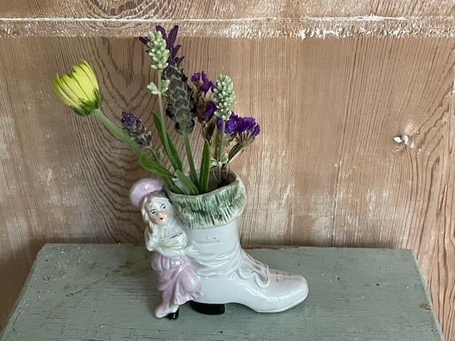 Klein vintage vaasje porselein. Laars / laarsje met meisje., Antiek en Kunst, Ophalen