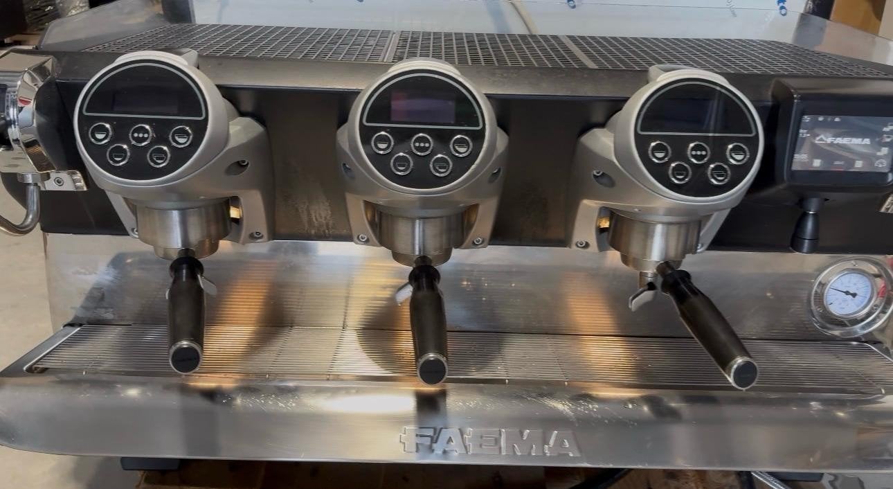 Faema E71E GT 3-groeps Espressomachine - Zo goed als nieuw, Espresso apparaat, 10 kopjes of meer, Koffiebonen, Zo goed als nieuw