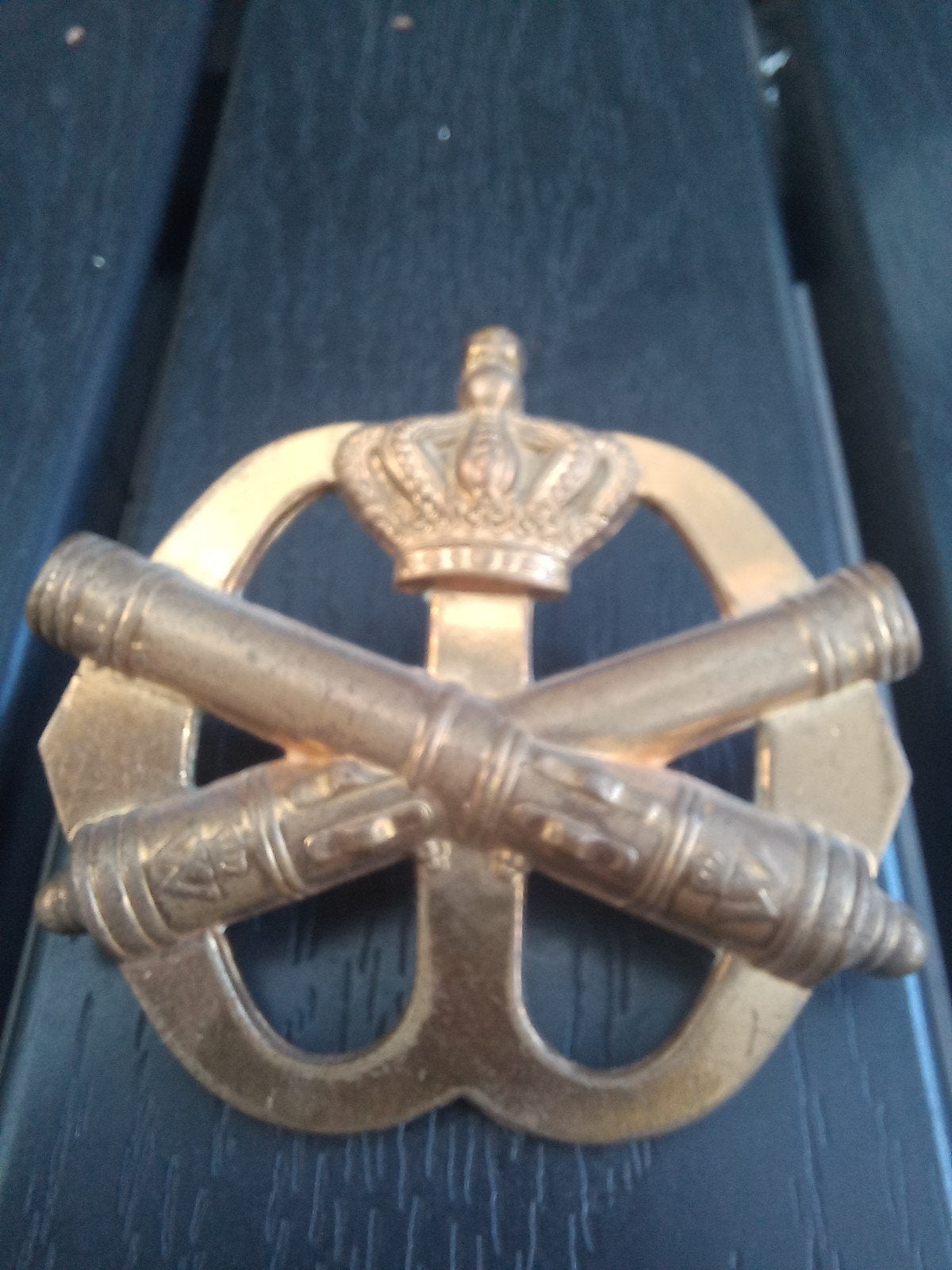 Vintage baretembleem artillerie - Landmacht, Verzamelen, Onbekend, Ophalen of Verzenden, Onbekend, Onbekend