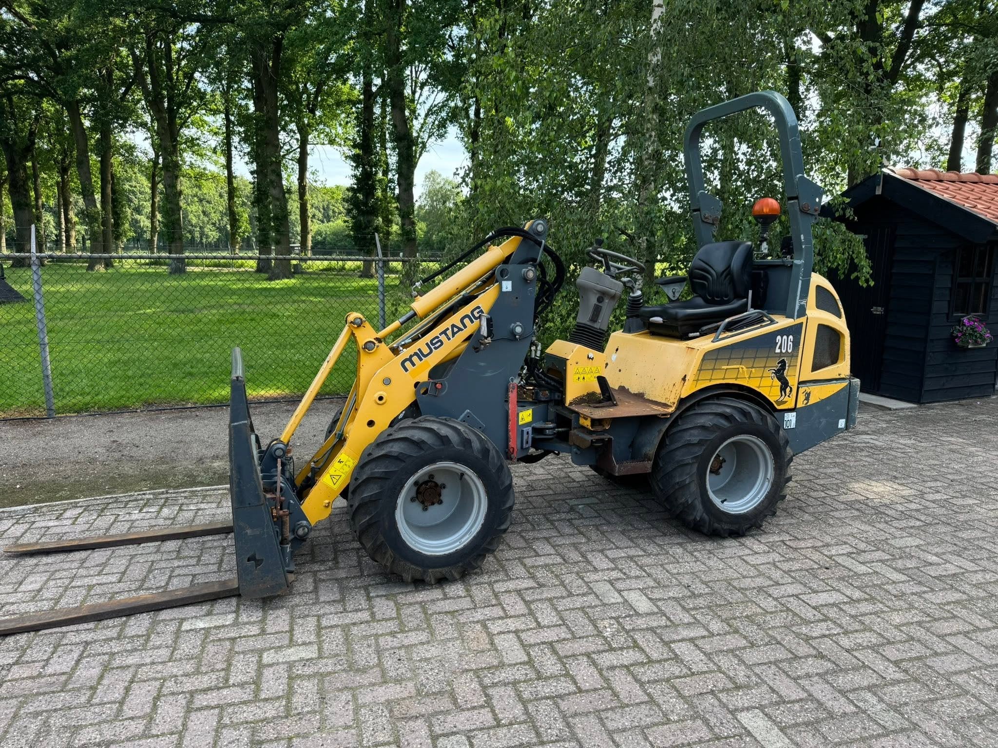Mustang AL 206 Shovel + Kenteken (bj 2009), Zakelijke goederen, Wiellader of Shovel