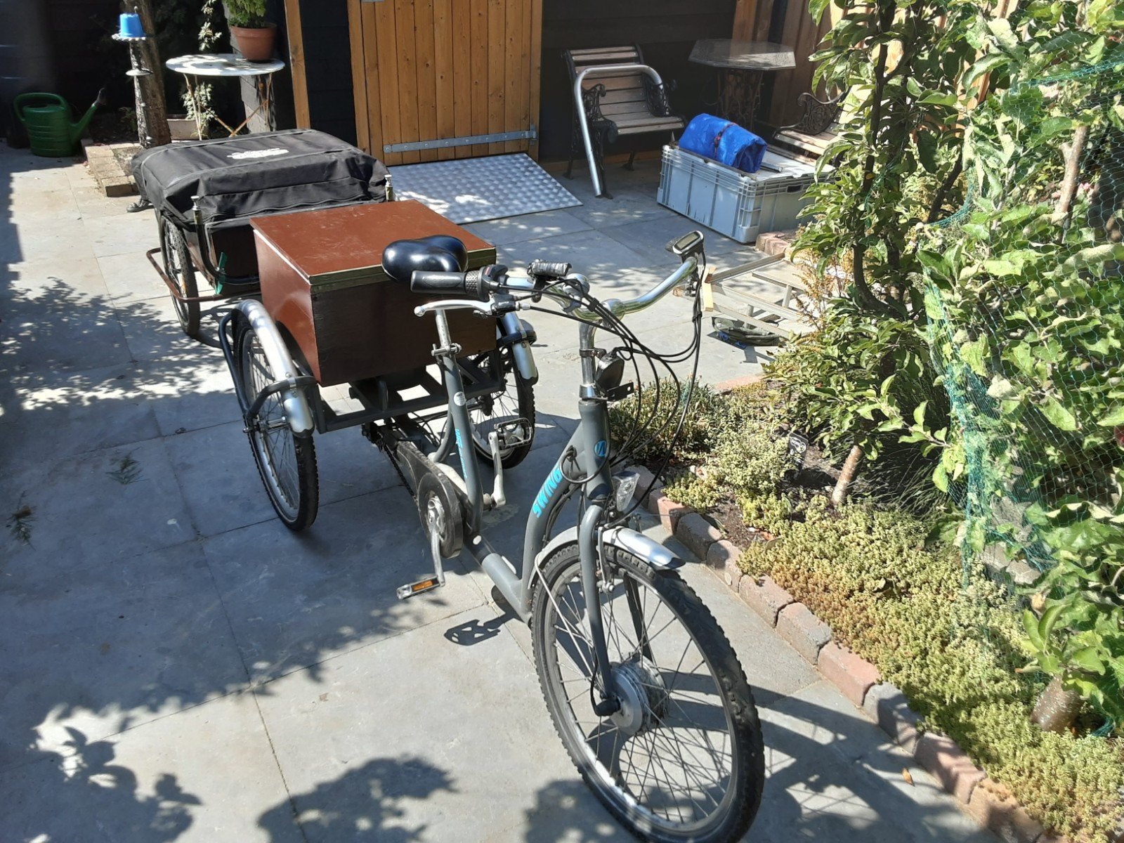 Fietsvouwwagen met kampeerspullen en elektrische fiets, Ophalen