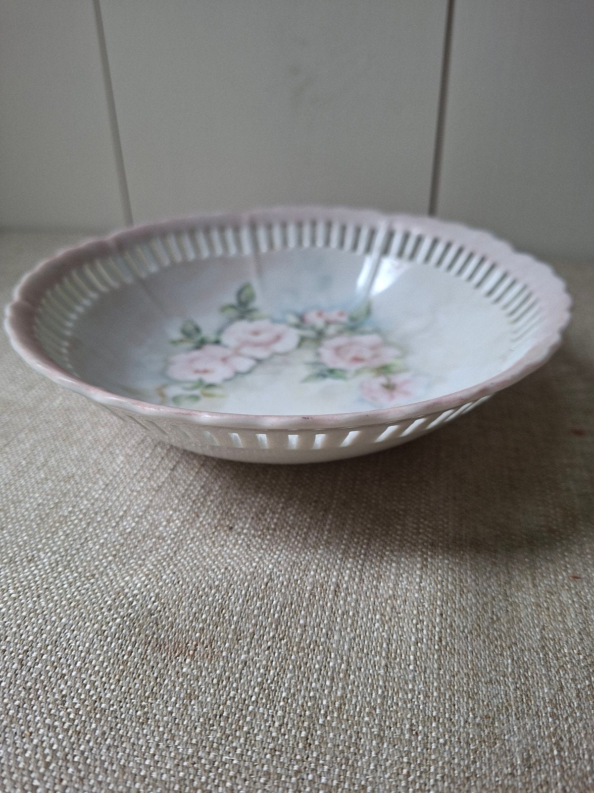 Prachtige Vintage Porseleinen Ajour Schaal met Rozen Ø 18cm., Ophalen of Verzenden
