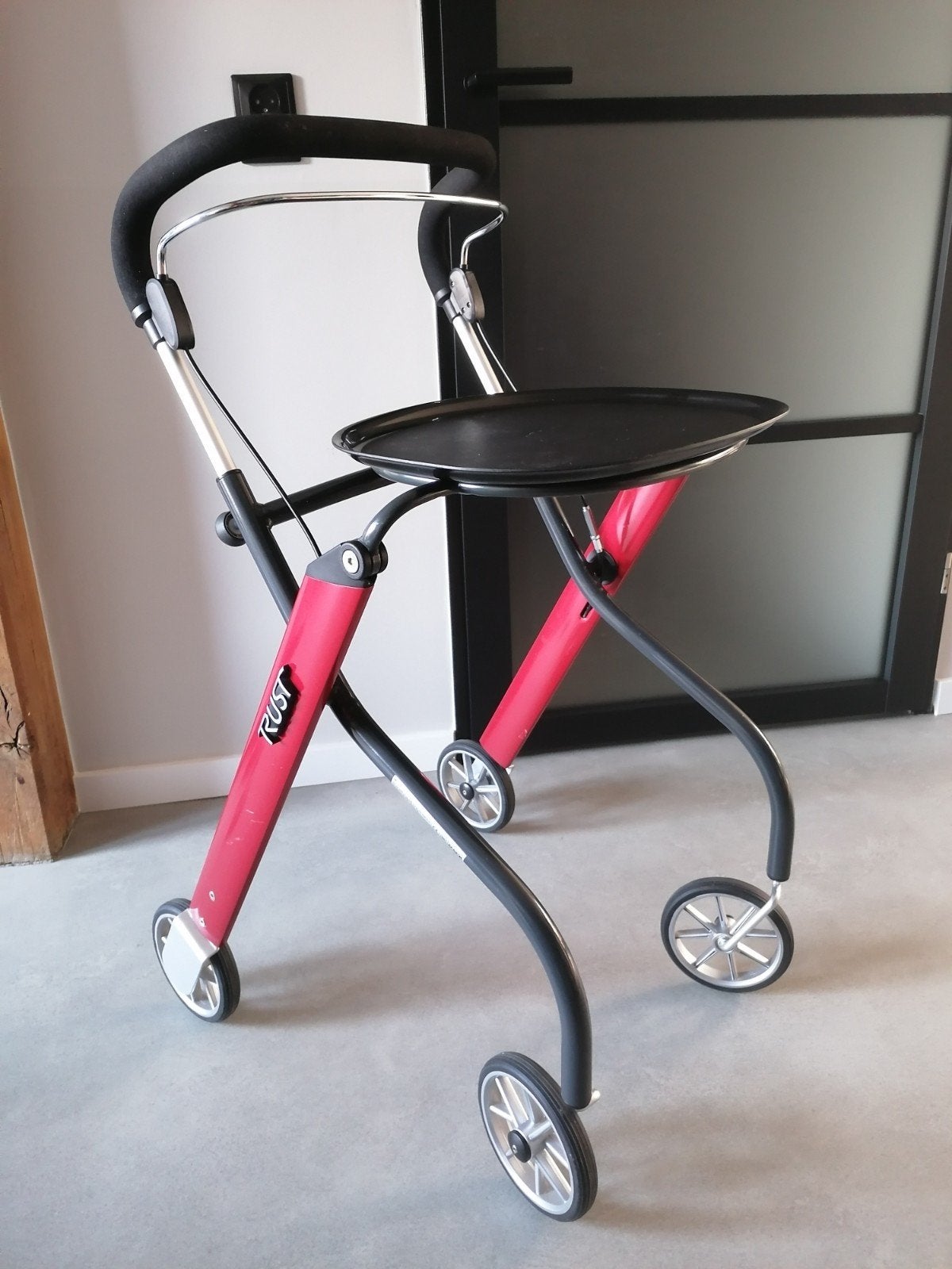 Trust Binnenrollator Rollator Rood met Dienblad Lichtgewicht, Ophalen, Lichtgewicht, Zo goed als nieuw