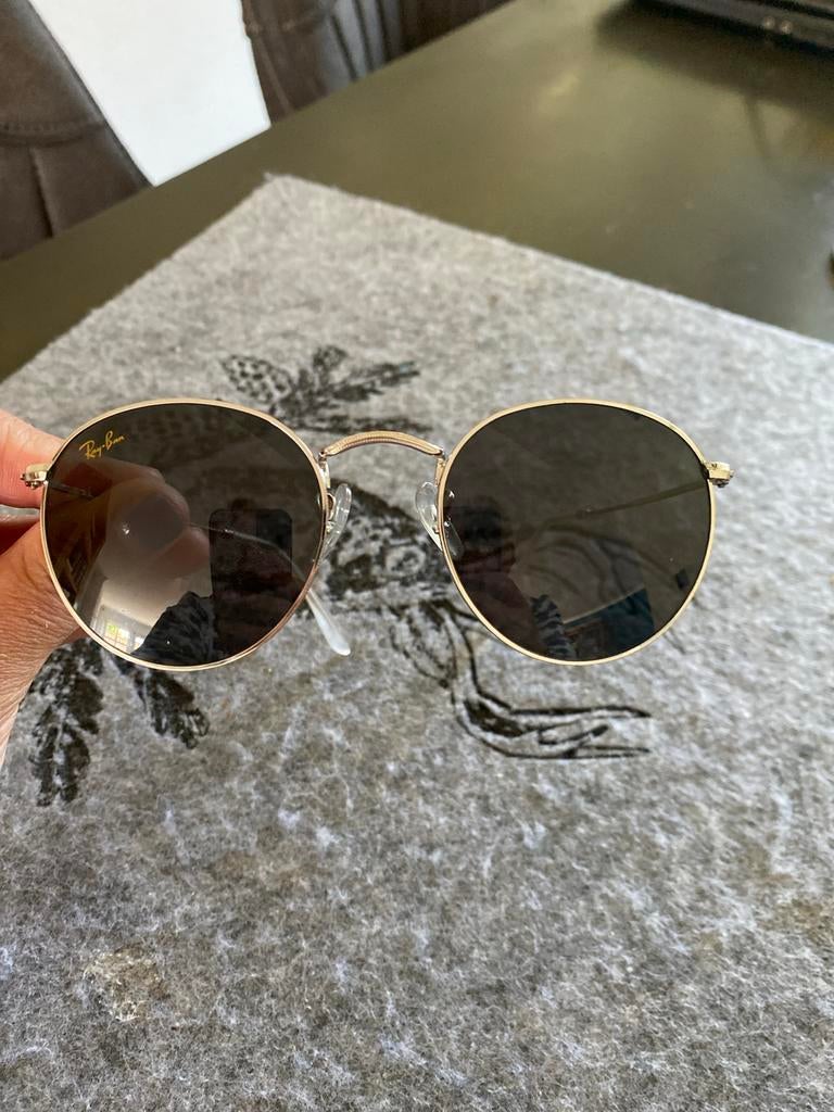 Ray-Ban ronde zonnebril goudkleurig met donkere glazen, Gebruikt, Zonnebril, Zwart, Ophalen of Verzenden