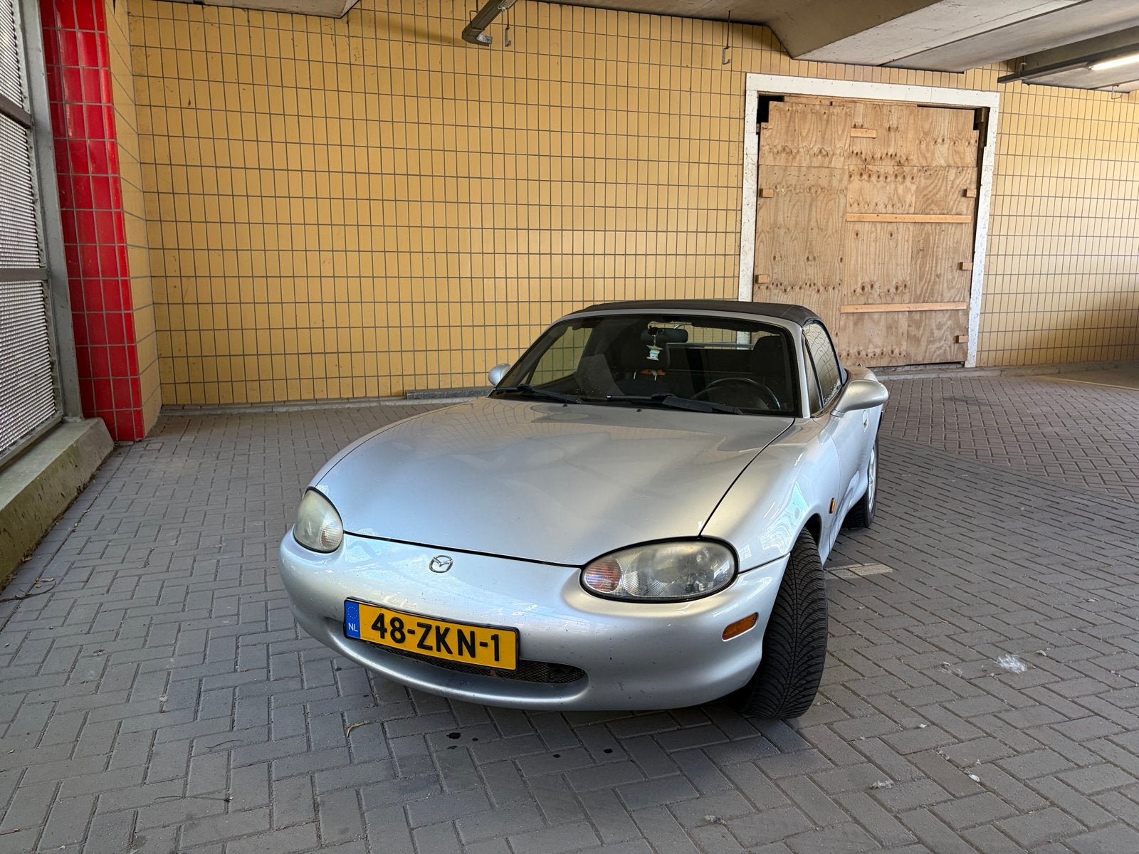 Mazda MX-5 1.6 I 1999 Grijs | APK juni 2027, Auto's, Achterwielaandrijving, 40 €/maand, 4 cilinders, Cabriolet