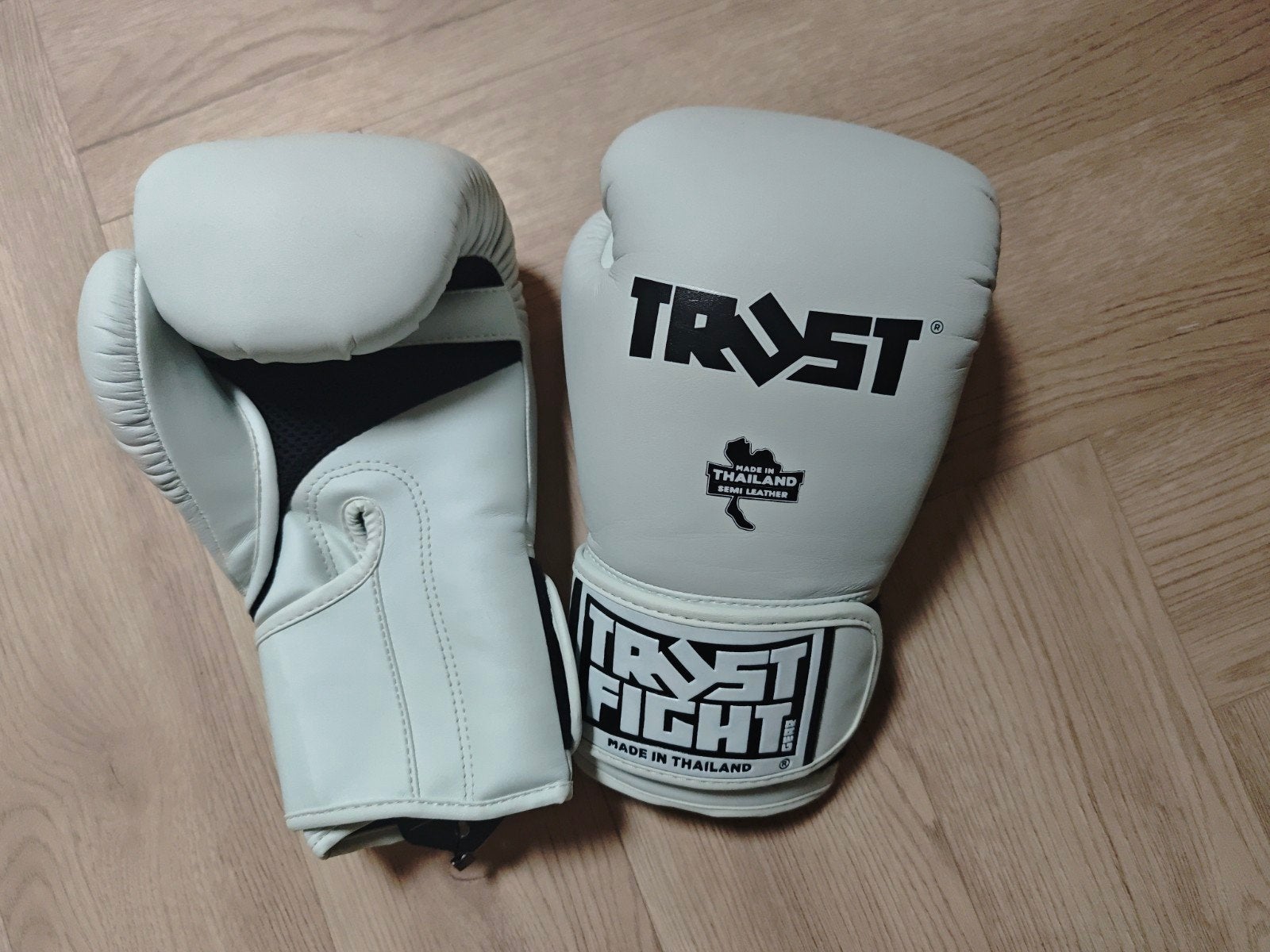 Gloednieuwe Trust Fightgear Topking Kickbokshandschoenen, Ophalen of Verzenden, Nieuw, Overige, Vechtsportbescherming