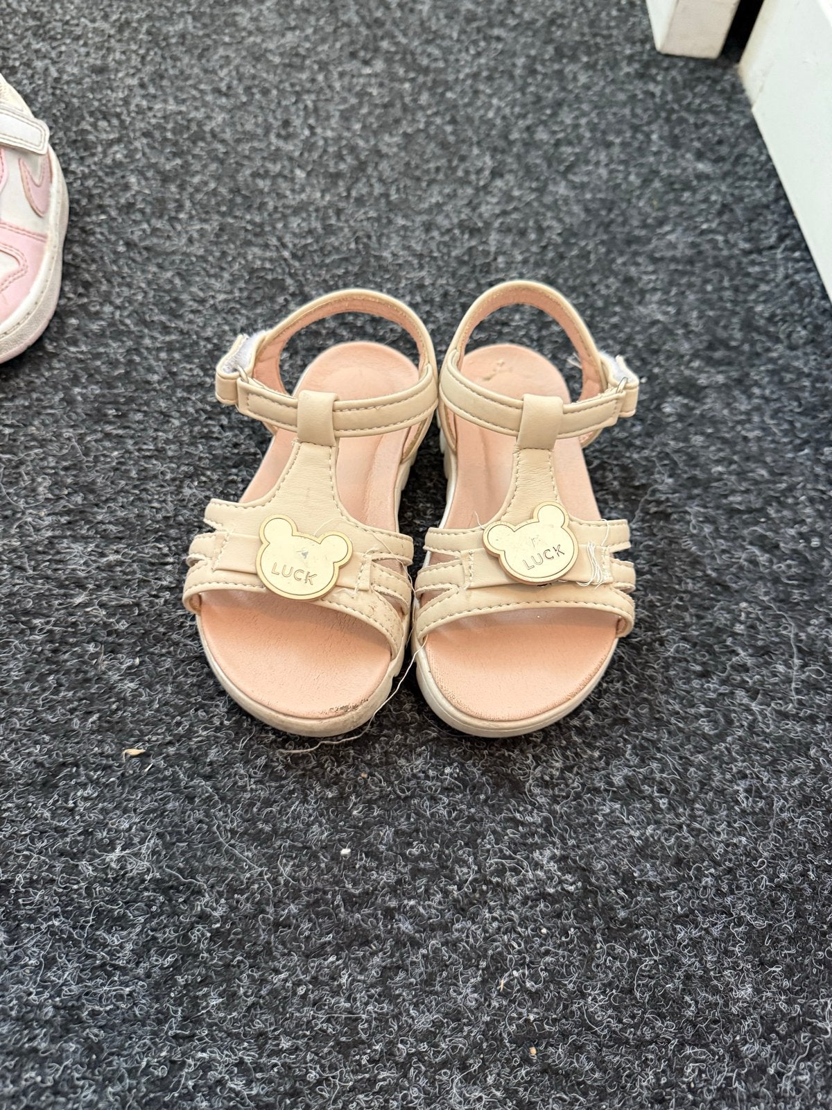 Leuke beige kindersandalen met 'Luck' beertje, Kinderen en Baby's, Kinderkleding | Schoenen en Sokken, Ophalen, Gebruikt, Jongen of Meisje