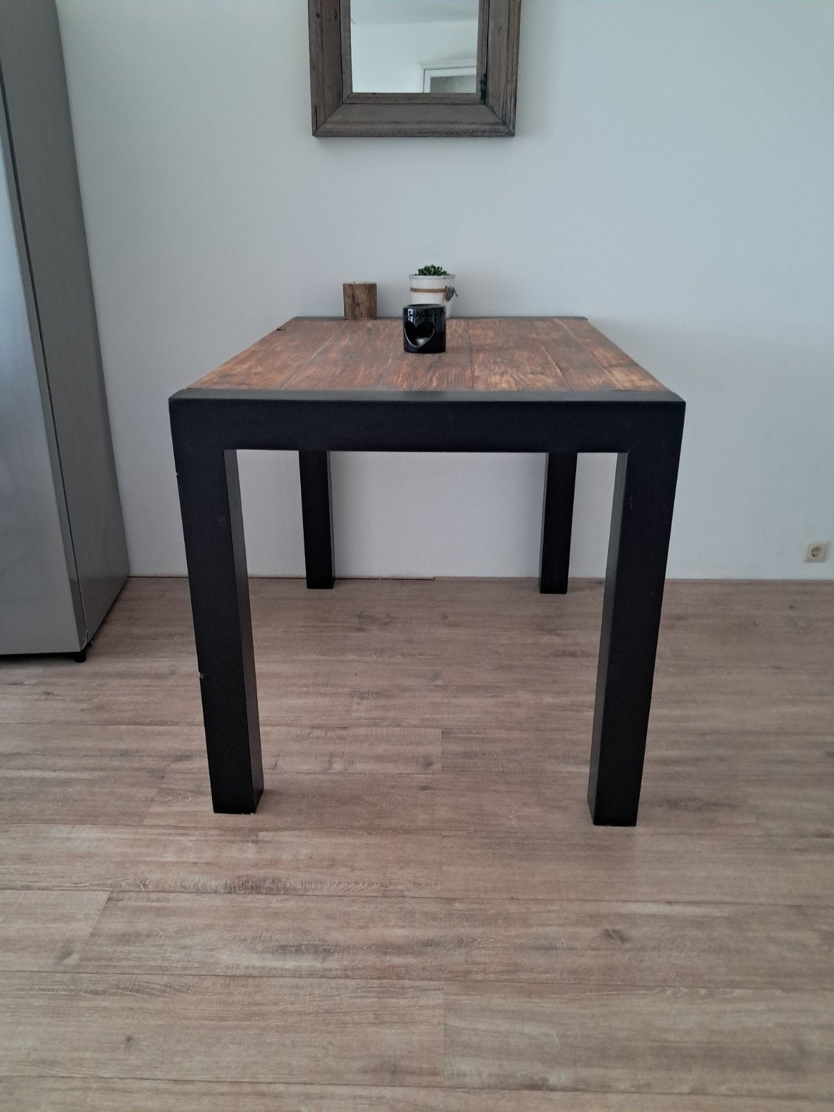 Robuuste bartafel met houten blad en metalen onderstel, Huis en Inrichting, 100 tot 150 cm, Industrieel, Modern, 50 tot 100 cm