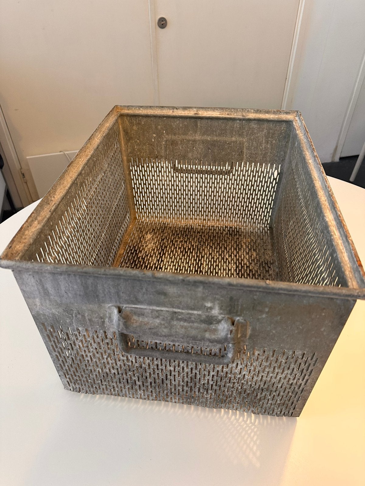 Vintage plaatstalen stapelbak, geperforeerd, met valgrepen, Ophalen, Gebruikt, Minder dan 50 cm, Minder dan 40 cm