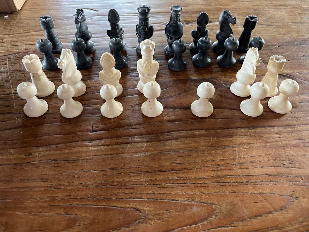 Oud stenen schaakspel - 1 witte loper mist, Een of twee spelers, Ophalen of Verzenden, Gebruikt