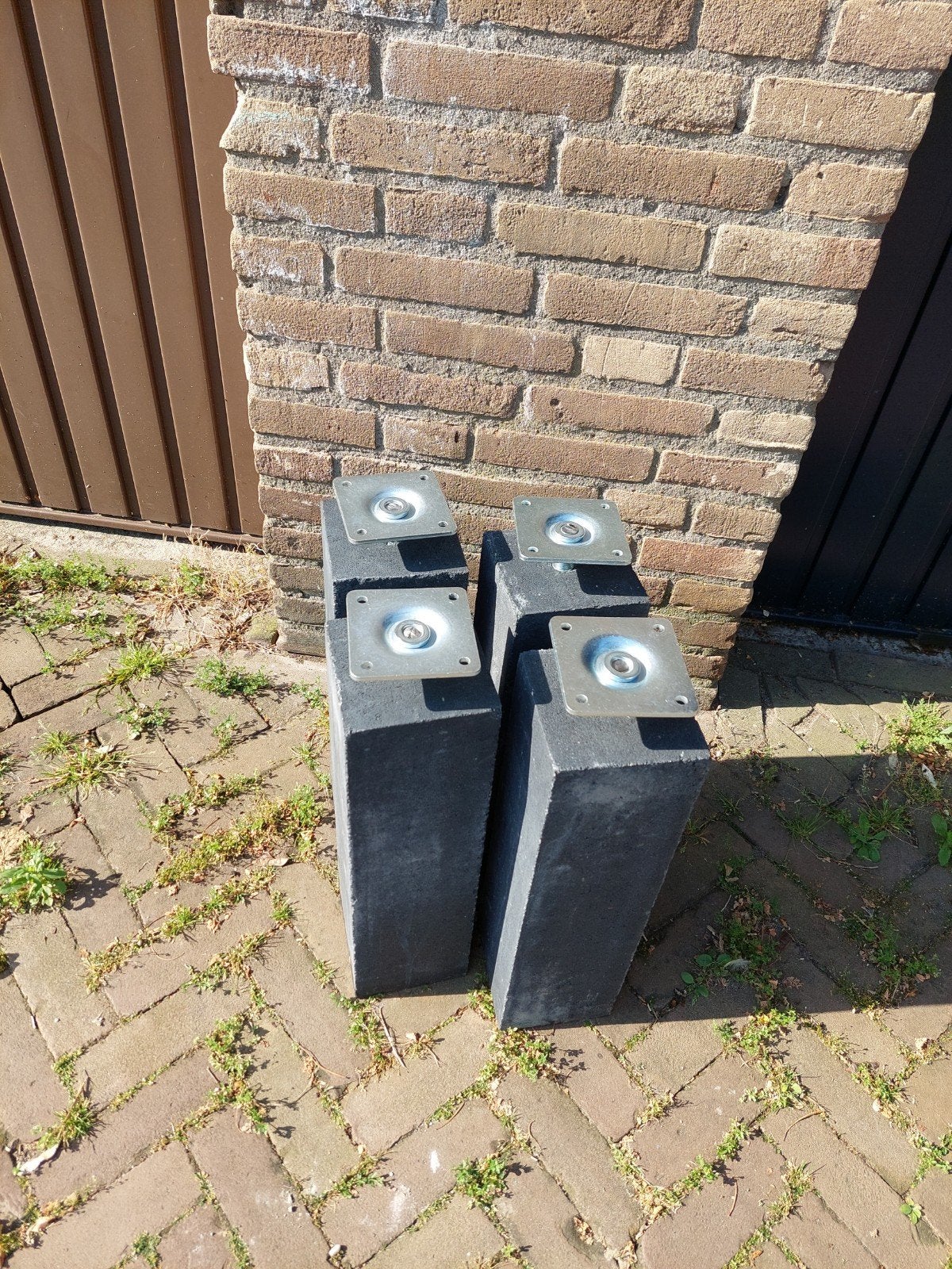 4 Nieuwe beton poeren 12x12x45 compleet met bevestiging, Ophalen, Nieuw
