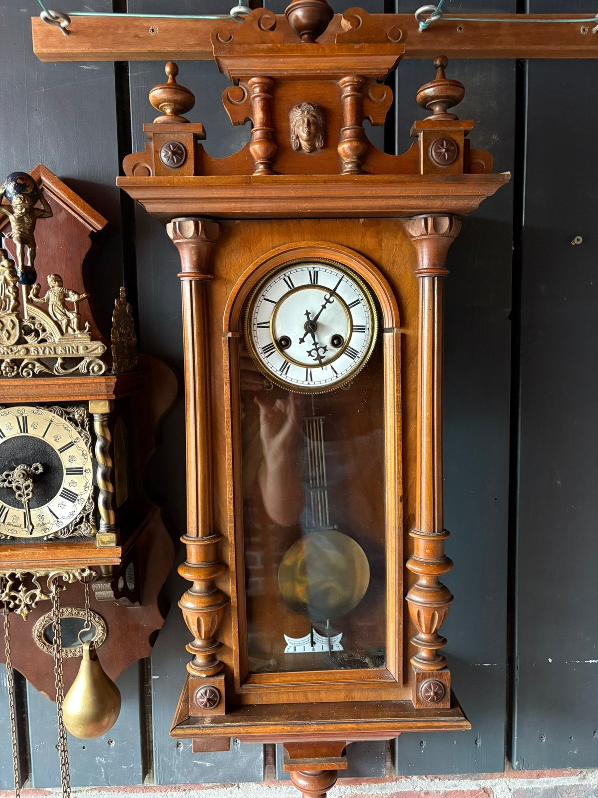 Oude houten wandklok, Ophalen