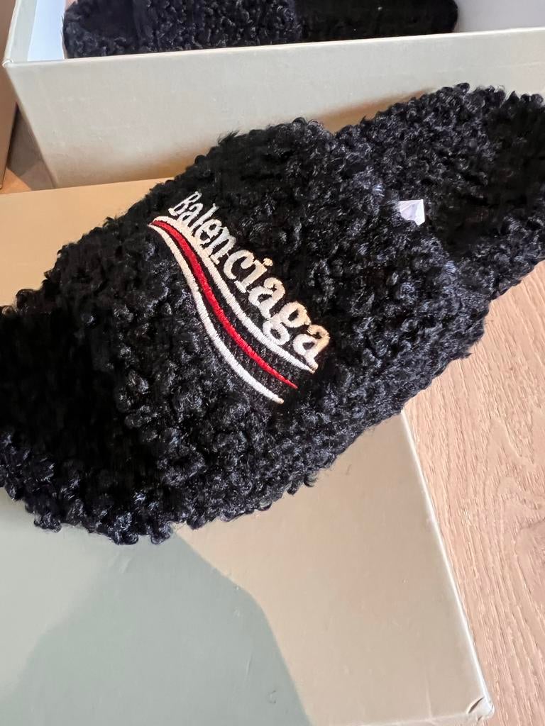 Balenciaga fluffy slippers nieuw maat 44, Ophalen of Verzenden, Nieuw, Zwart, Pantoffels of Sloffen