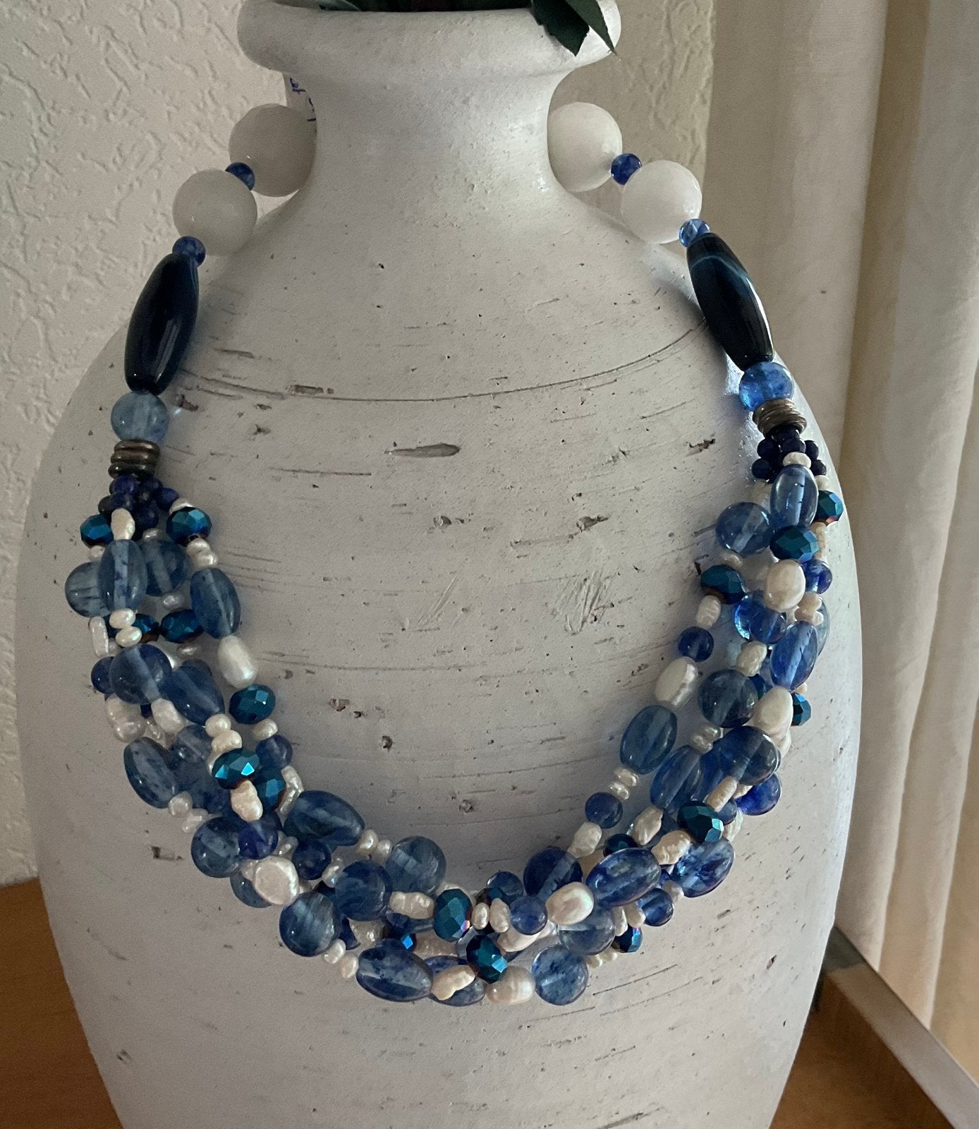 Ketting met blauwe half edelsteen kralen en zoetwaterparels, Verstelbaar, Blauw, Nieuw, Ophalen of Verzenden