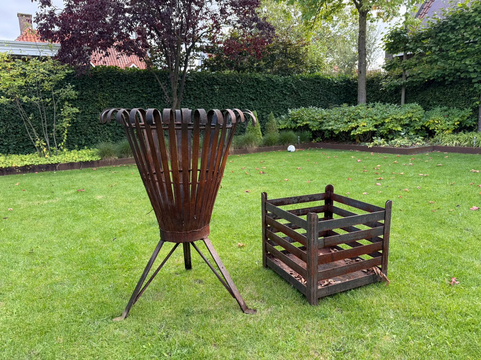 Grote vuurkorf + houtbak te koop, Ophalen, Gebruikt, Vuurkorf