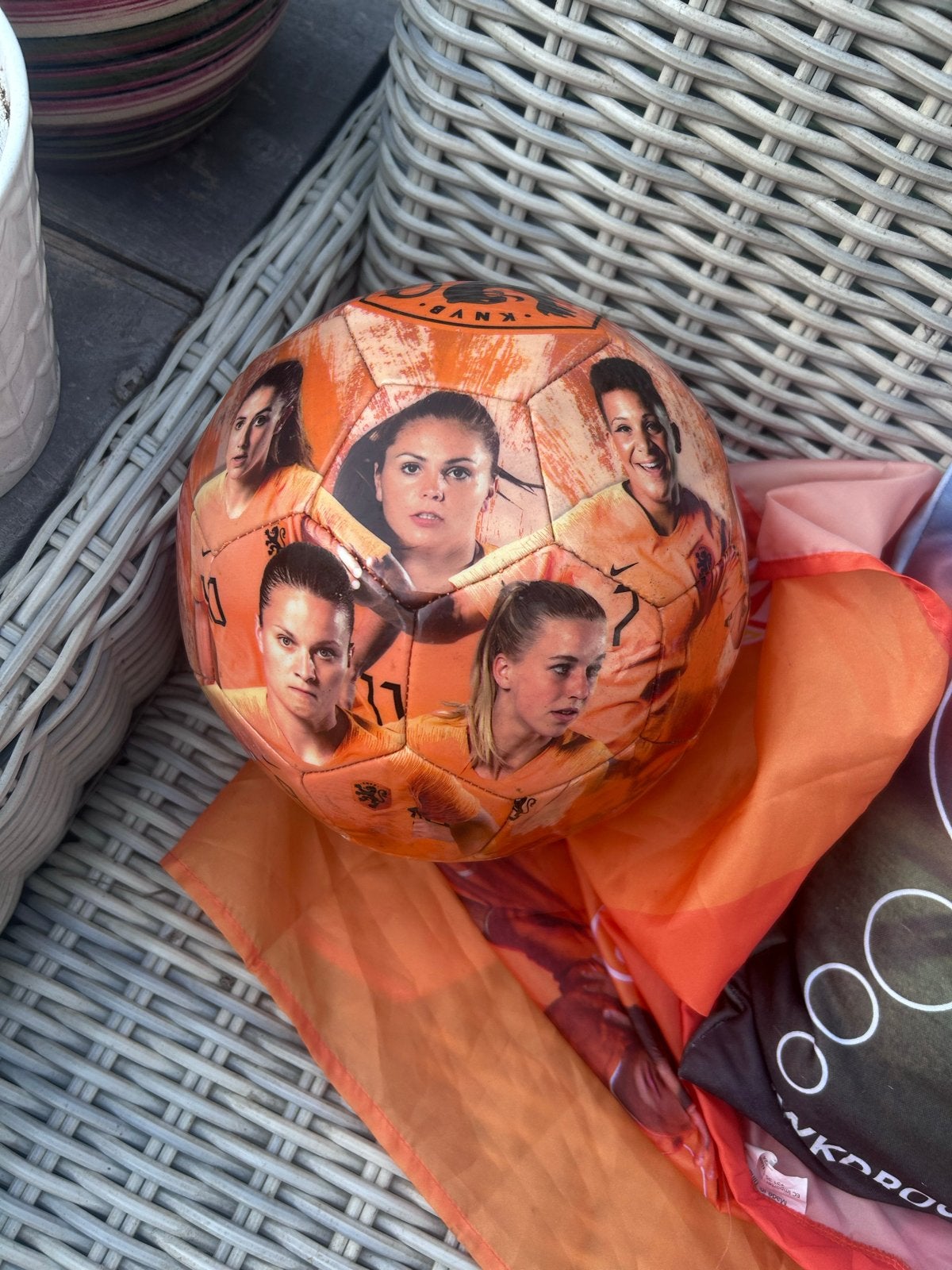 Oranjeleeuwinnen kussens, bal en Oranje heren cape, Maat XL, Ophalen, Gebruikt, Clubaccessoires