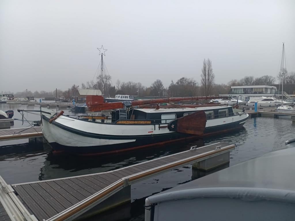 Skûtsje woonschip met ligplaats
