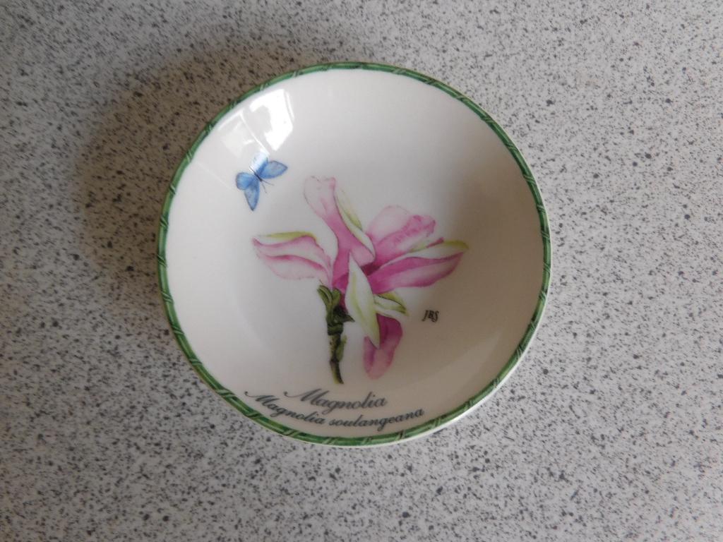 Bord 9 cm. Magnolia Mei 2009 Janneke Brinkman JBS, Ophalen of Verzenden, Zo goed als nieuw, Bord(en), Overige stijlen