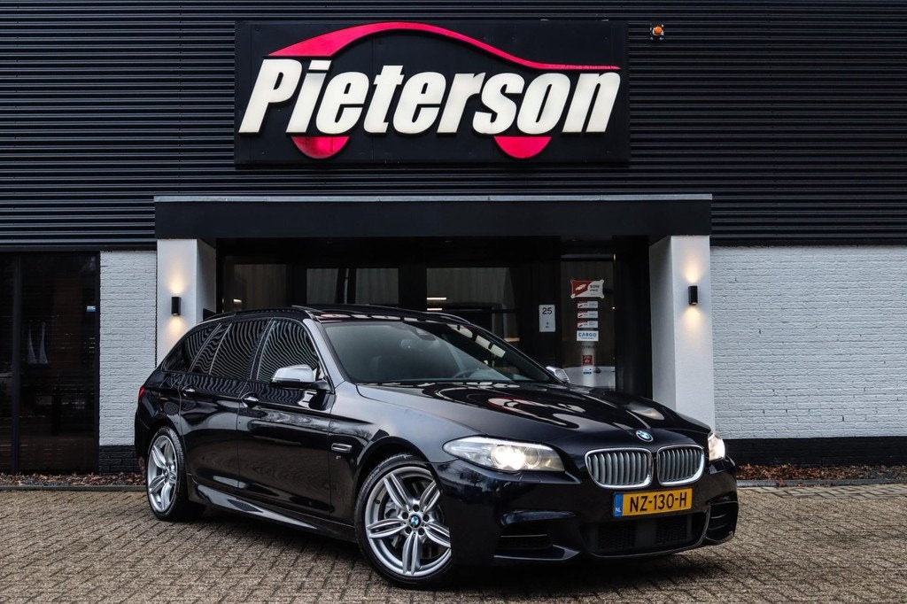 BMW 5-serie Touring M550xd LCI DEALER OH PANO ACC 360 H&K, Automaat, Gebruikt, 2993 cc, Zwart