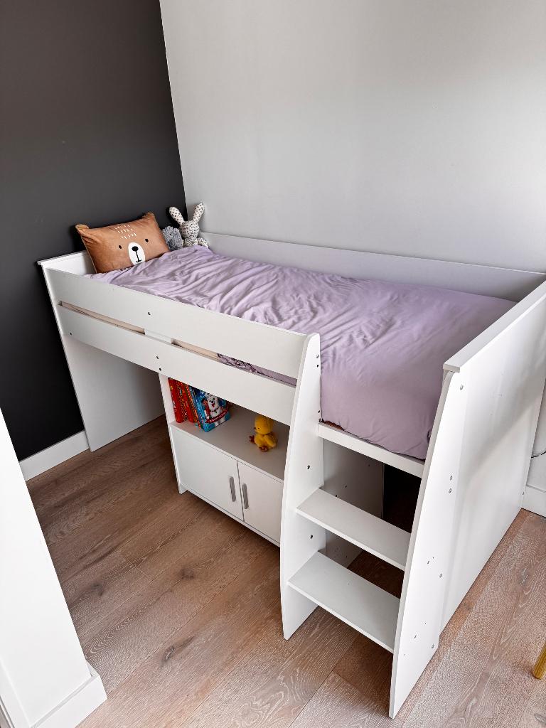 Kinderbed met matras en bureau, Ophalen, 85 tot 100 cm, Zo goed als nieuw, Hoogslaper of Stapelbed