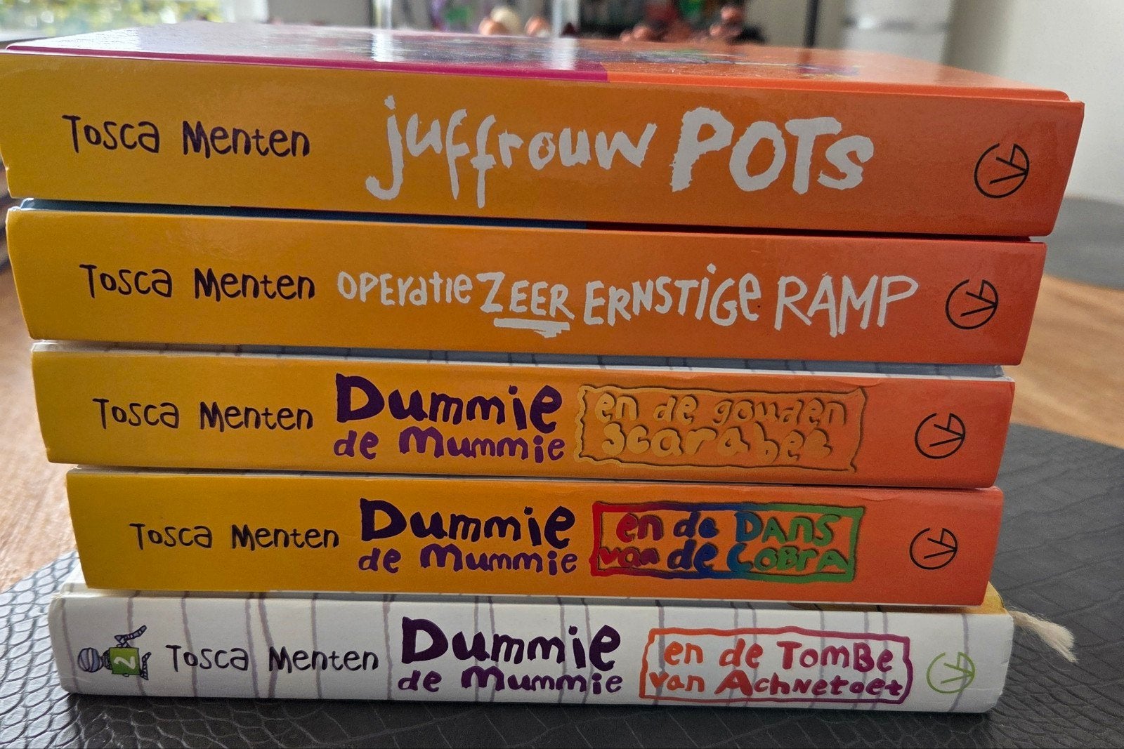Boeken Tosca Menten: Juffrouw Pots, Dummie de Mummie, Ophalen of Verzenden, Gelezen, Tosca Menten, Fictie algemeen