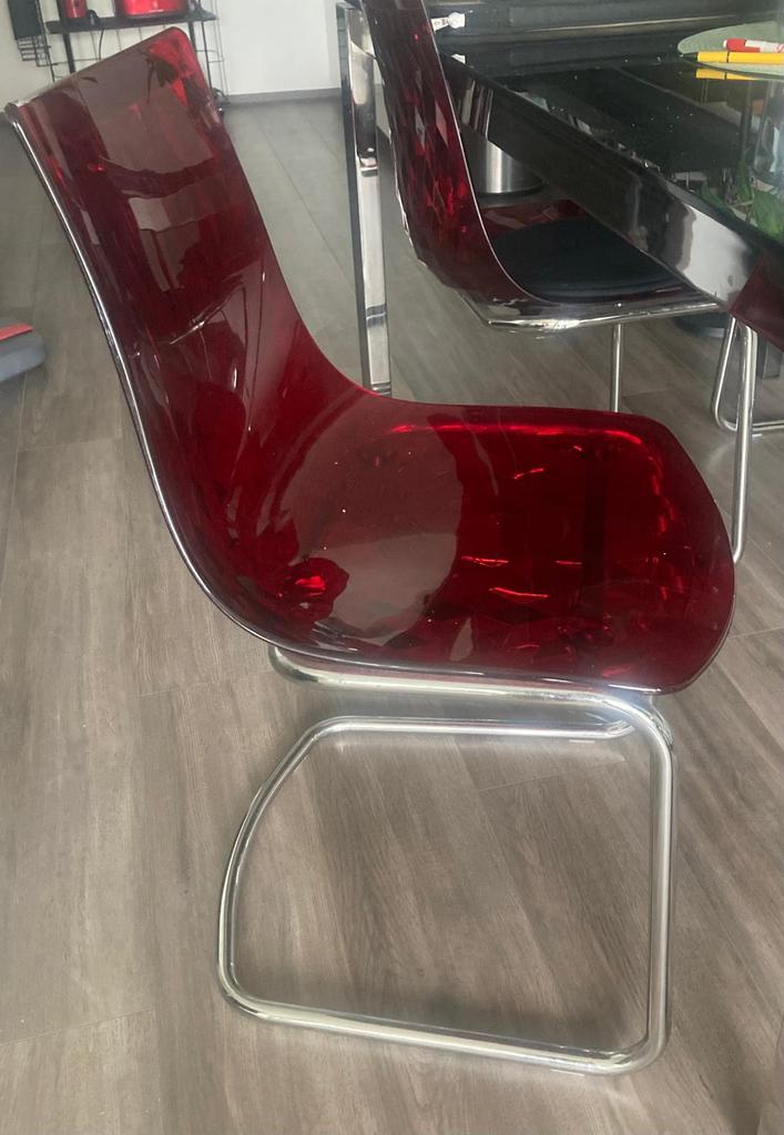 4x Eetkamer stoelen onbeschadigd donker rood kunstof, Kunststof, Ophalen of Verzenden, Zo goed als nieuw, Vier