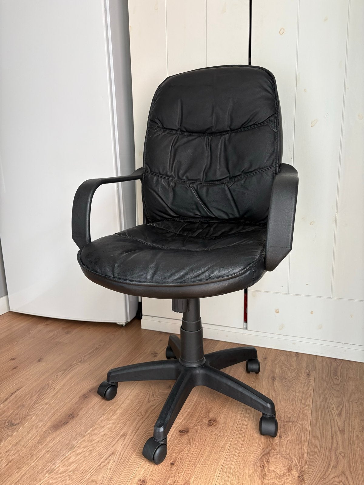Zwarte bureaustoel met armleuningen