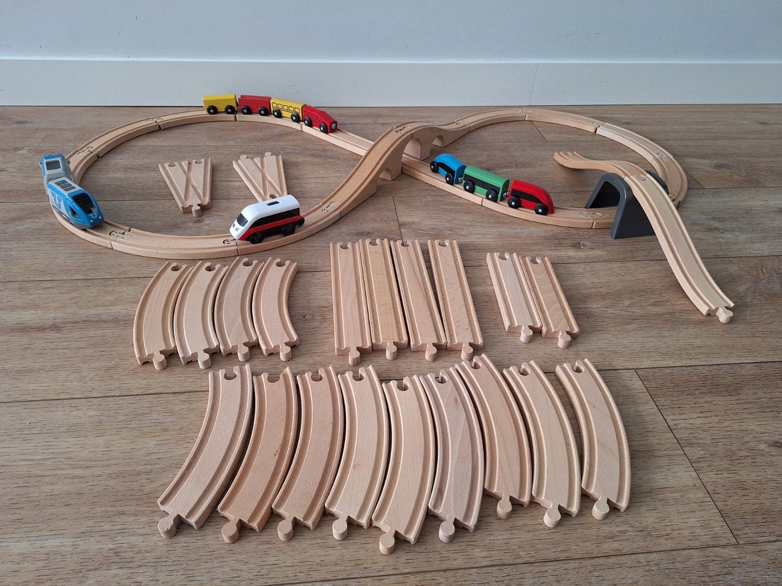 Houten treinbaan met treinen (1x Brio) en accessoires, Ophalen, Zo goed als nieuw
