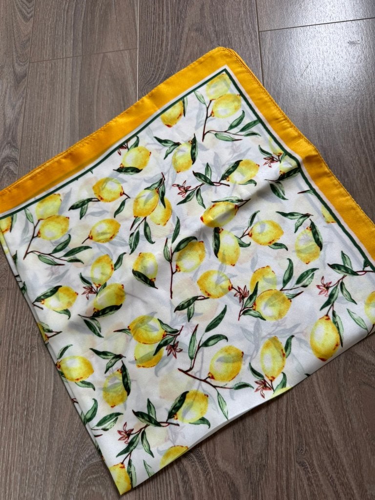 Sjaal met citroenprint - Geel en wit, Ophalen of Verzenden, Nieuw, Maat 46/48 (XL) of groter, Sjaal