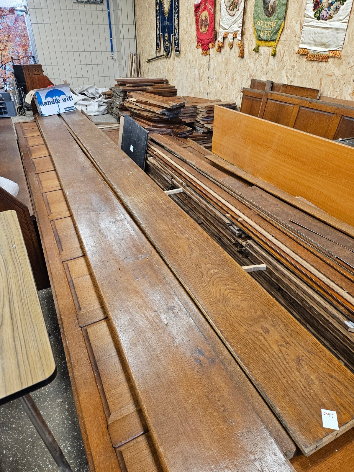 Frans eiken planken van de kerkbanken Martinuskerk Etten, Doe-het-zelf en Verbouw, Hout en Planken, Ophalen, Gebruikt, 25 tot 50 mm